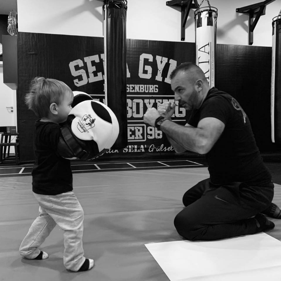 Persönliche Betreuung beim Kindertraining im Sela Gym